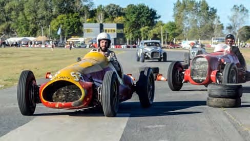 Autos de carrera históricos en pista