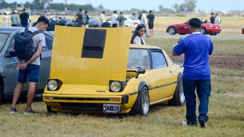 Mazda RX-7 amarillo con el capot abierto